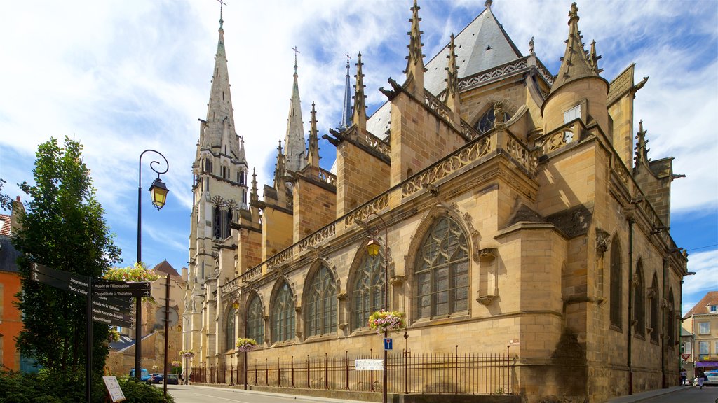 Catedral de Moulins mostrando uma igreja ou catedral e arquitetura de patrimônio