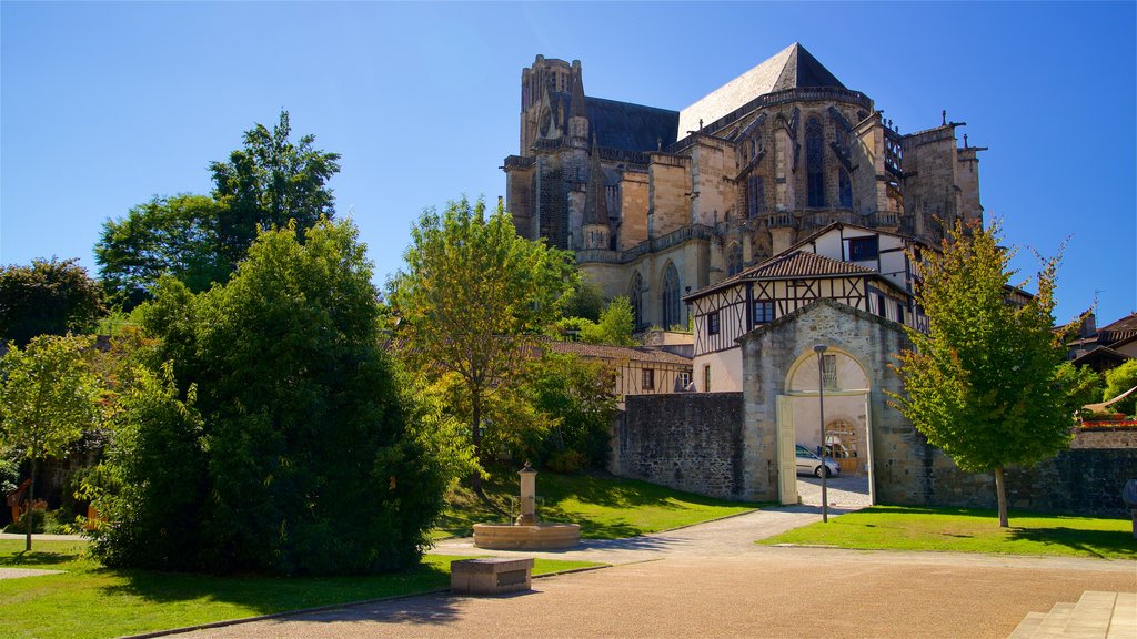 Jardin de l\'Eveche which includes heritage architecture and a garden