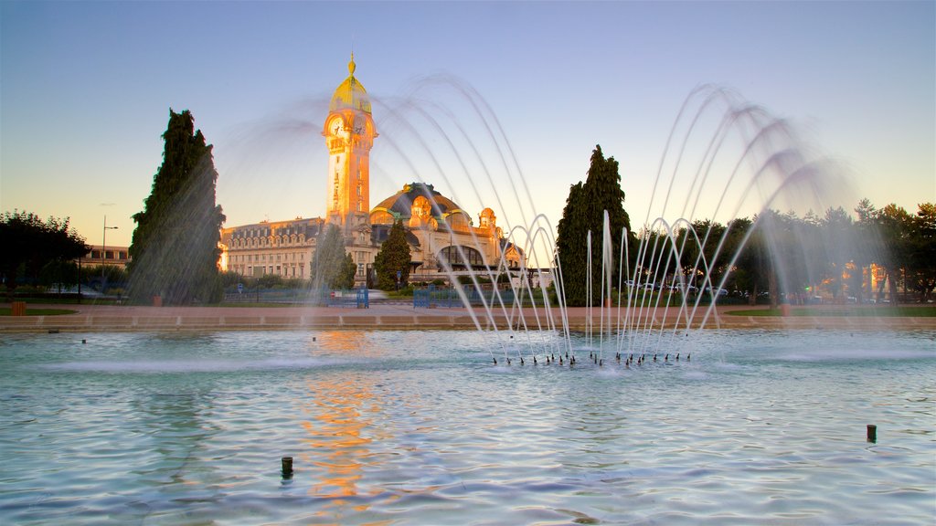 Gare de Limoges showing a fountain, heritage architecture and a sunset