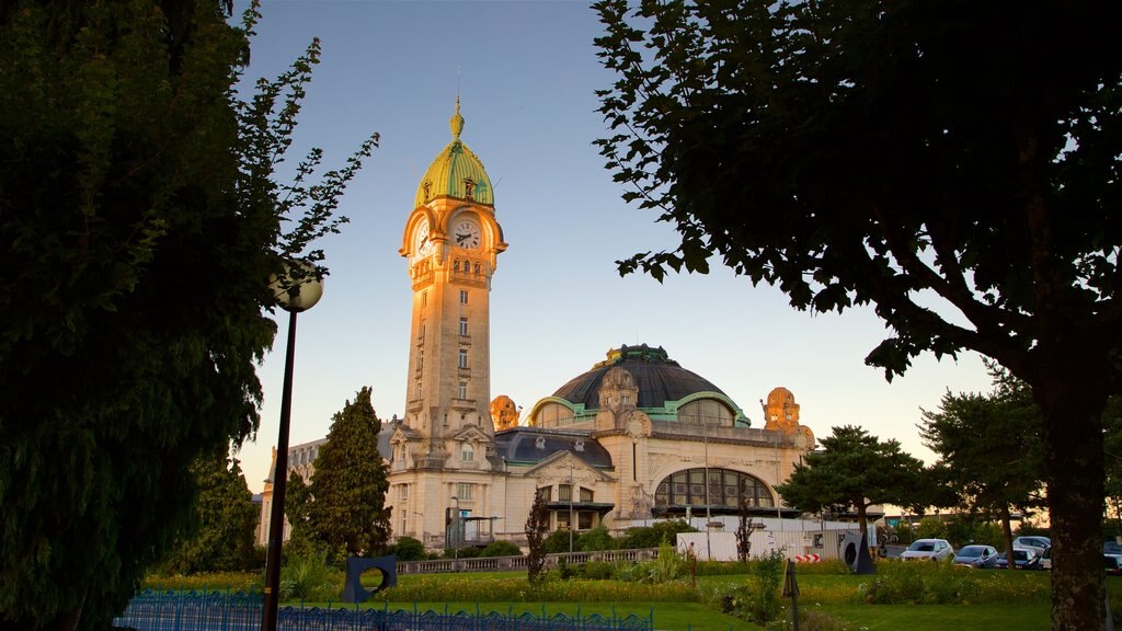 Gare de Limoges showing heritage architecture, a sunset and a park