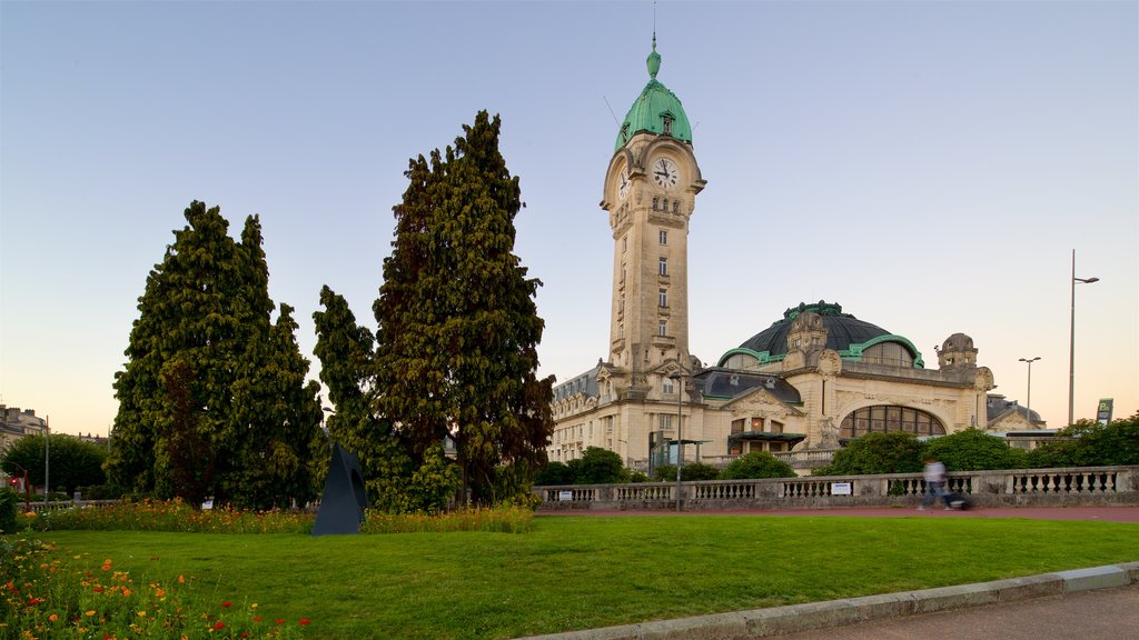 Gare de Limoges toont een zonsondergang, een tuin en historische architectuur