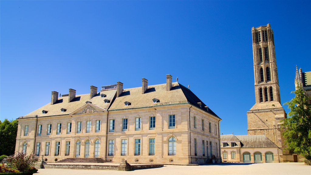 Musée des Beaux Arts featuring heritage architecture