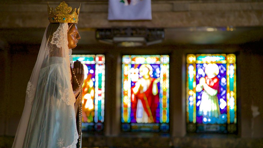 Église St-Blaise og byder på religiøse aspekter, en statue eller en skulptur og interiør