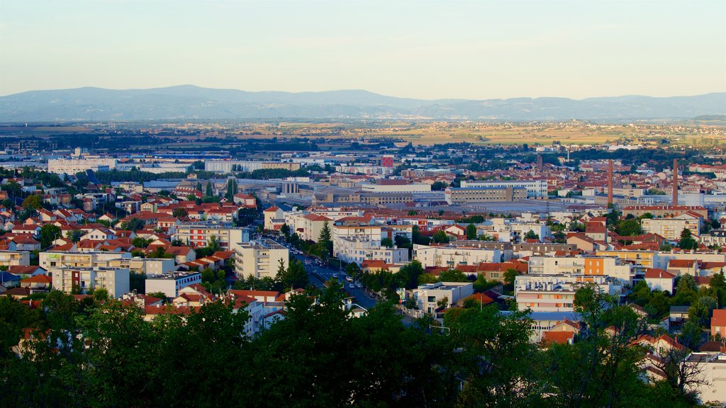 Montjuzet Park showing a city and landscape views