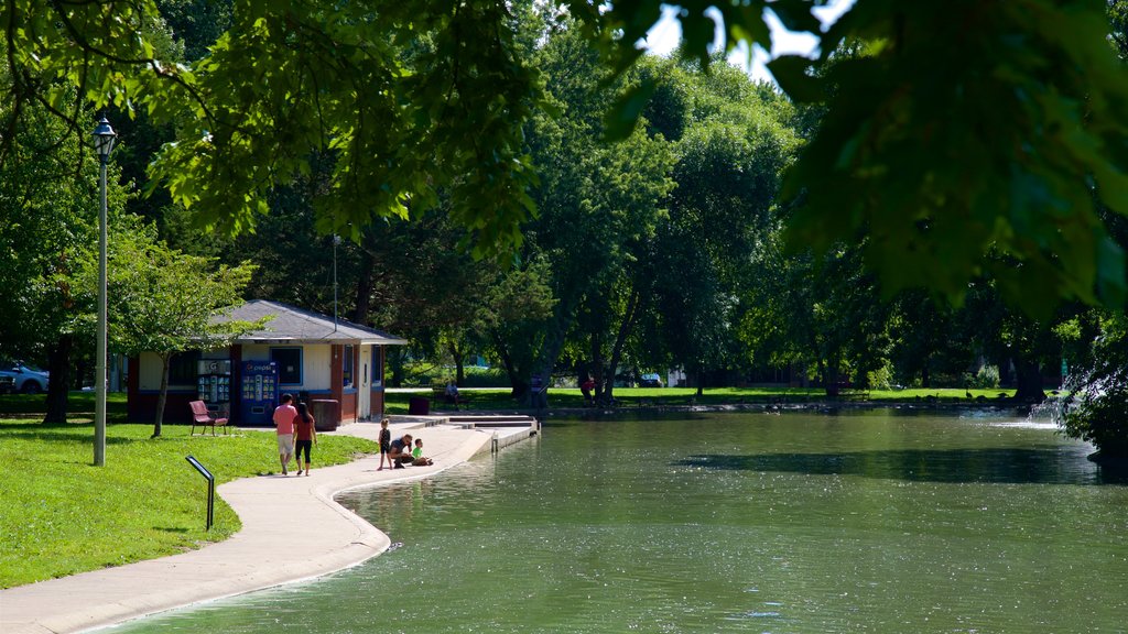 Vander Veer Botanical Park menunjukkan danau dan kebun