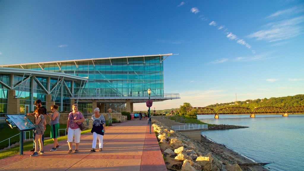 Dubuque que incluye un río o arroyo, un parque y arquitectura moderna