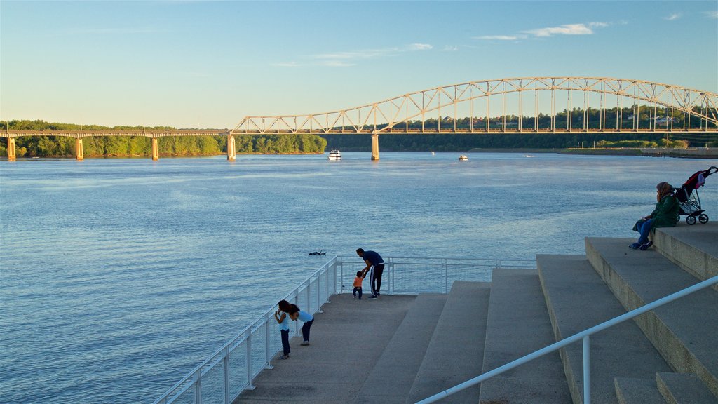 Dubuque mostrando una puesta de sol, un puente y un río o arroyo