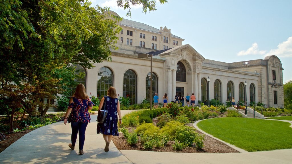 Iowa State University mostrando arquitectura patrimonial y un parque y también una pareja