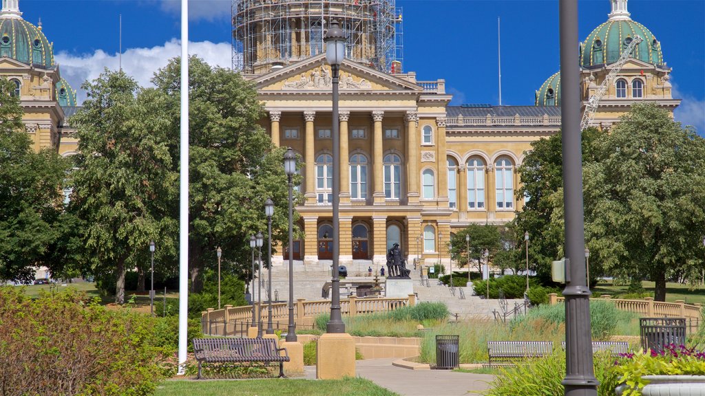 Iowa State Capitol Building mostrando arquitectura patrimonial y un parque