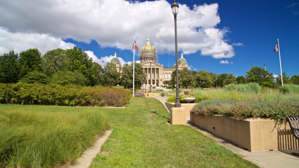 Iowa State Capitol Building que incluye arquitectura patrimonial y un parque