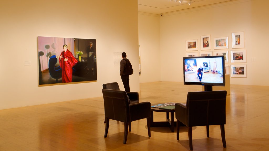 Museo de Arte de San José mostrando arte y vistas interiores y también un hombre