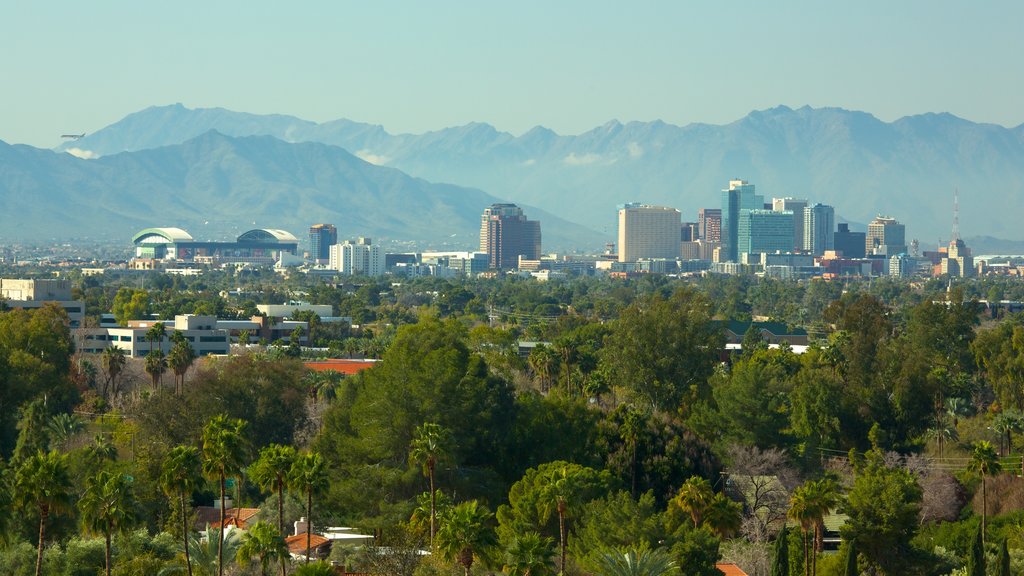 Wrigley Mansion mettant en vedette montagnes, une ville et paysages