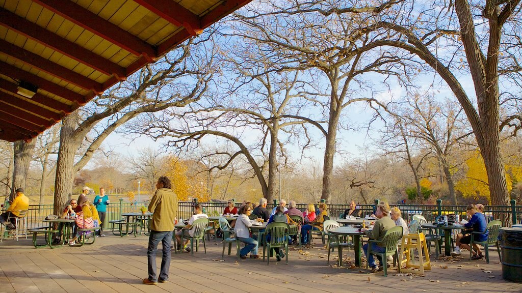 Minnehaha Park mostrando comer al aire libre y también un pequeño grupo de personas