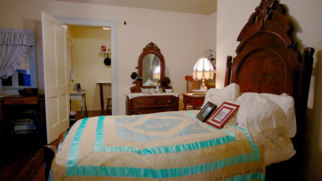 Margaret Mitchell House and Museum showing a house and interior views