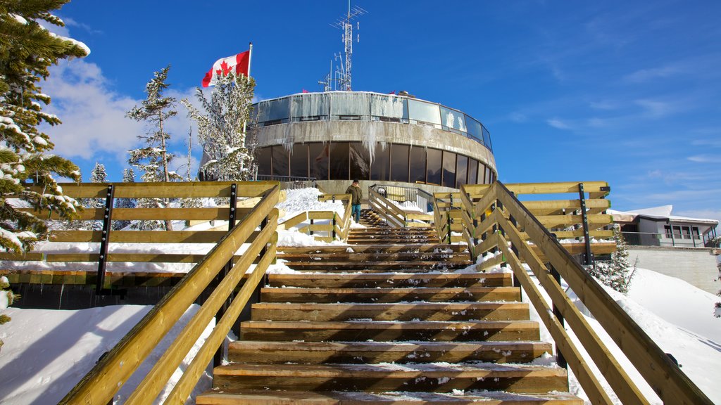 Banff Gondola mostrando nieve y una góndola