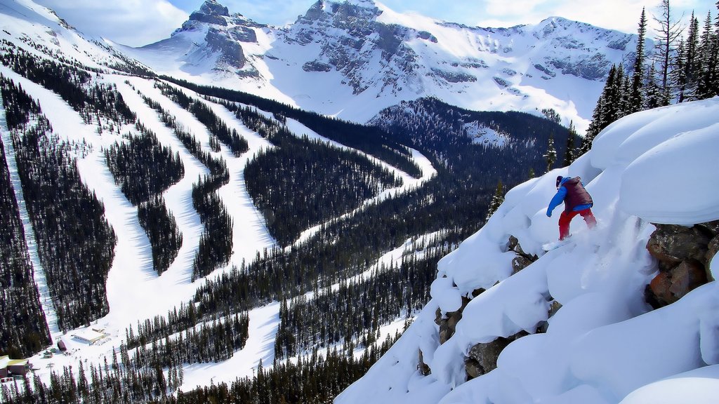 Sunshine Village caracterizando neve, montanhas e snowboard