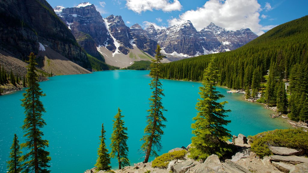 Moraine Lake showing mountains, a lake or waterhole and landscape views