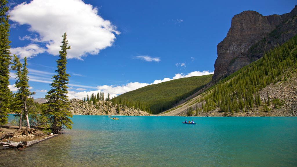 Lago Moraine mostrando un lago o espejo de agua, montañas y kayaks o canoas