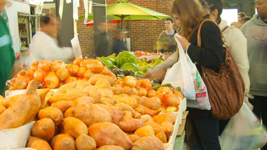 Eastern Market mostrando vistas internas, cenas de rua e uma cidade