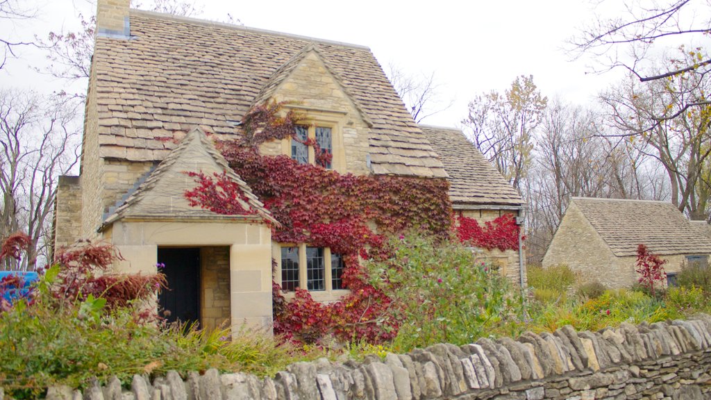 Greenfield Village que incluye una pequeña ciudad o pueblo y una casa