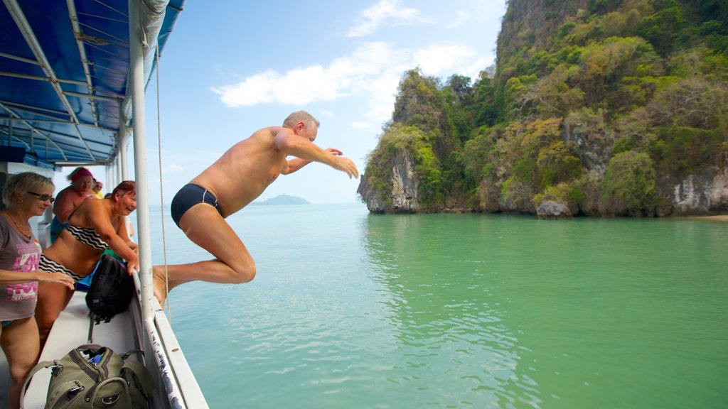 Ao Phang Nga nationalpark som inkluderar tropisk natur och landskap