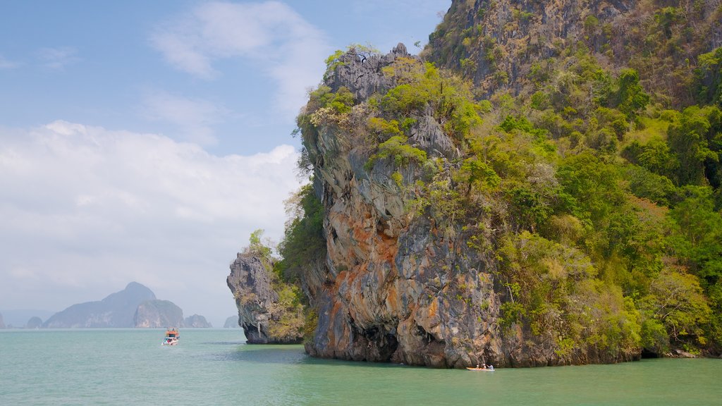 Parque nacional Ao Phang Nga ofreciendo costa rocosa, vista general a la costa y imágenes de una isla