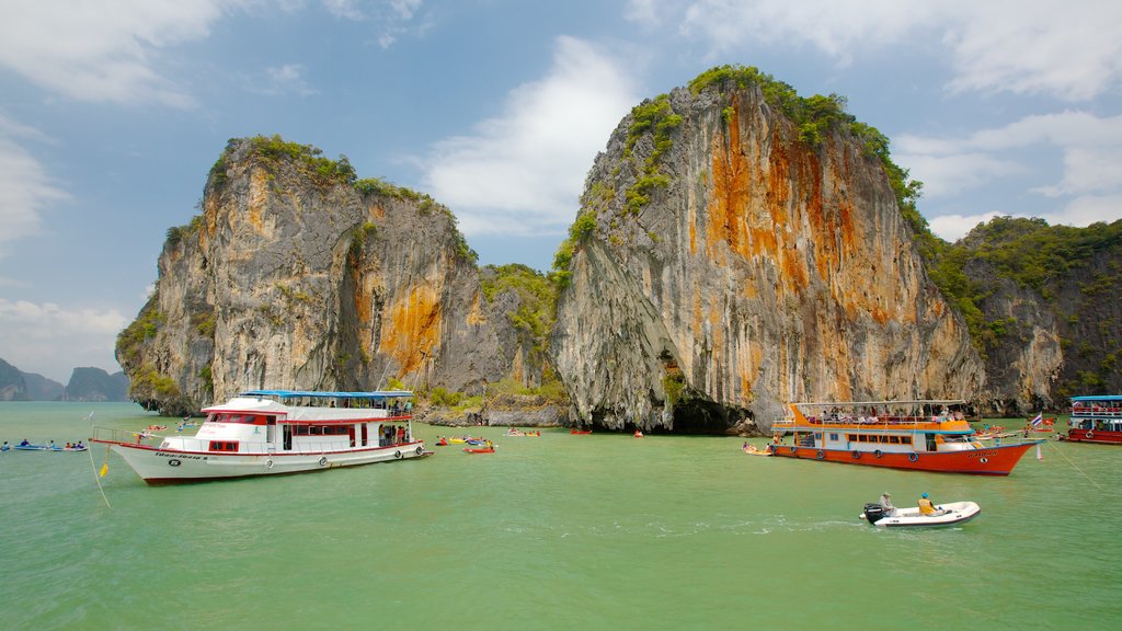 Parque nacional Ao Phang Nga mostrando costa rocosa, botes y vista general a la costa