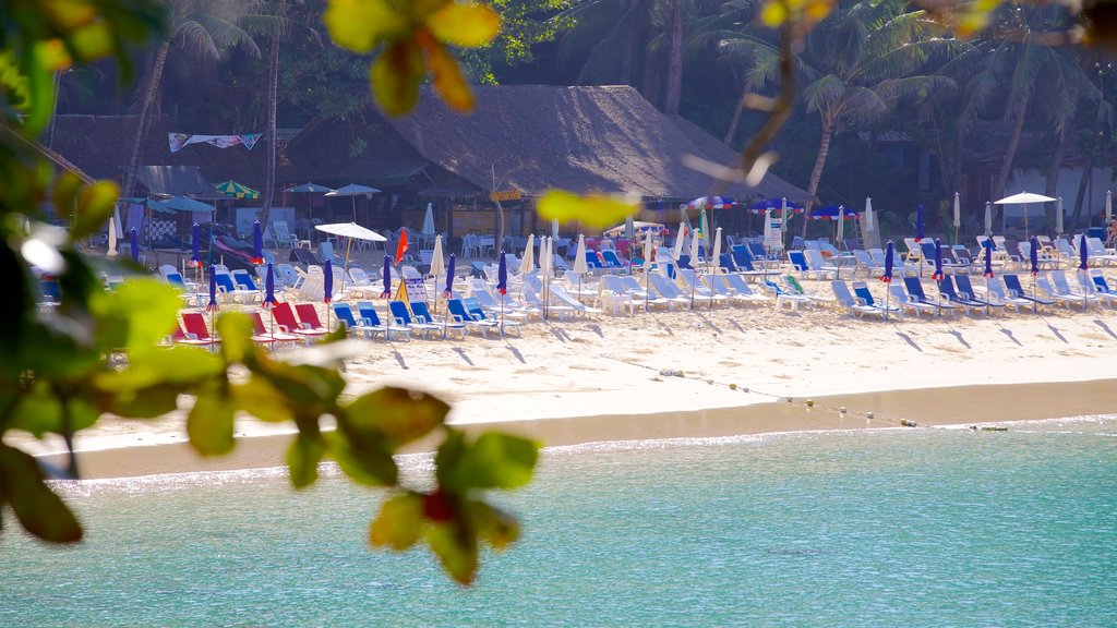 Playa Laem Singh mostrando un hotel o resort de lujo, una playa de arena y escenas tropicales