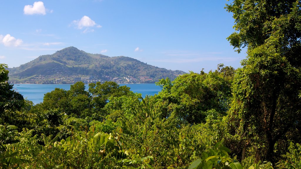 Plage de Laem Singh qui includes montagnes, paysages côtiers et paysages