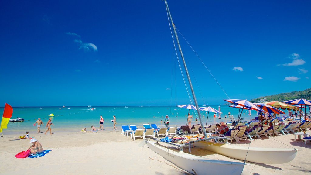 Playa Kamala mostrando natación, una bahía o puerto y una playa