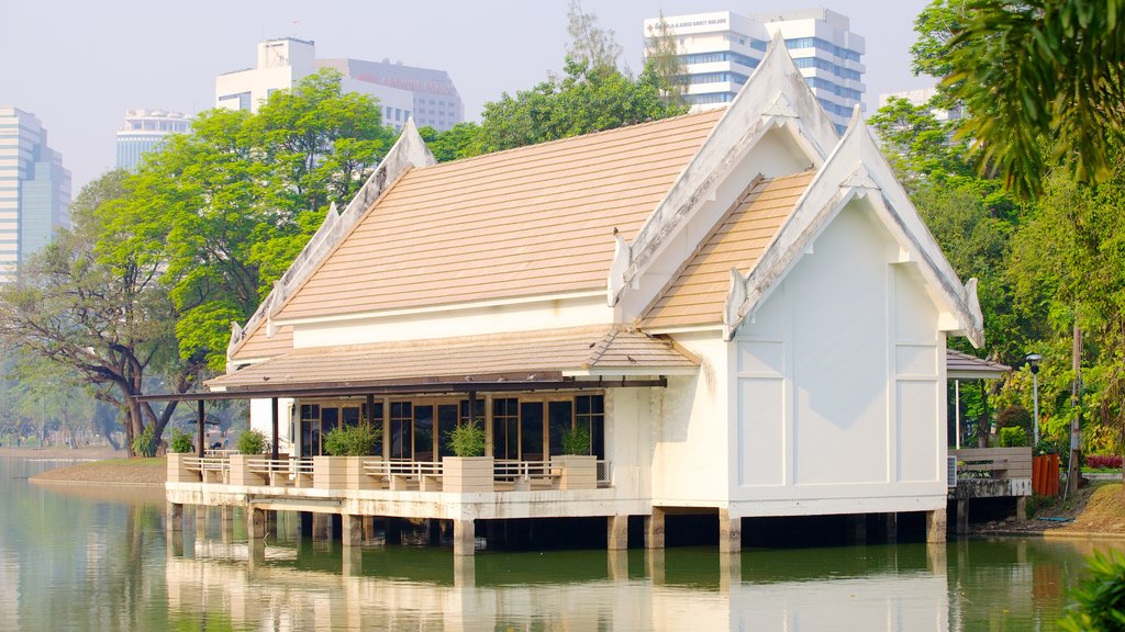 Parque Lumpini mostrando una casa, un parque y un lago o espejo de agua