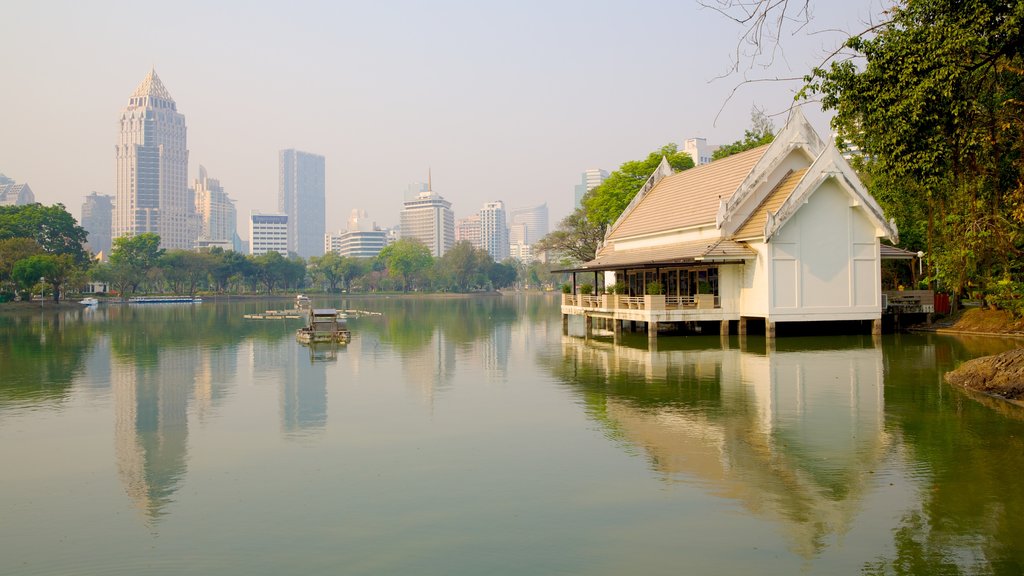 Parque Lumpini que incluye vista panorámica, una ciudad y botes