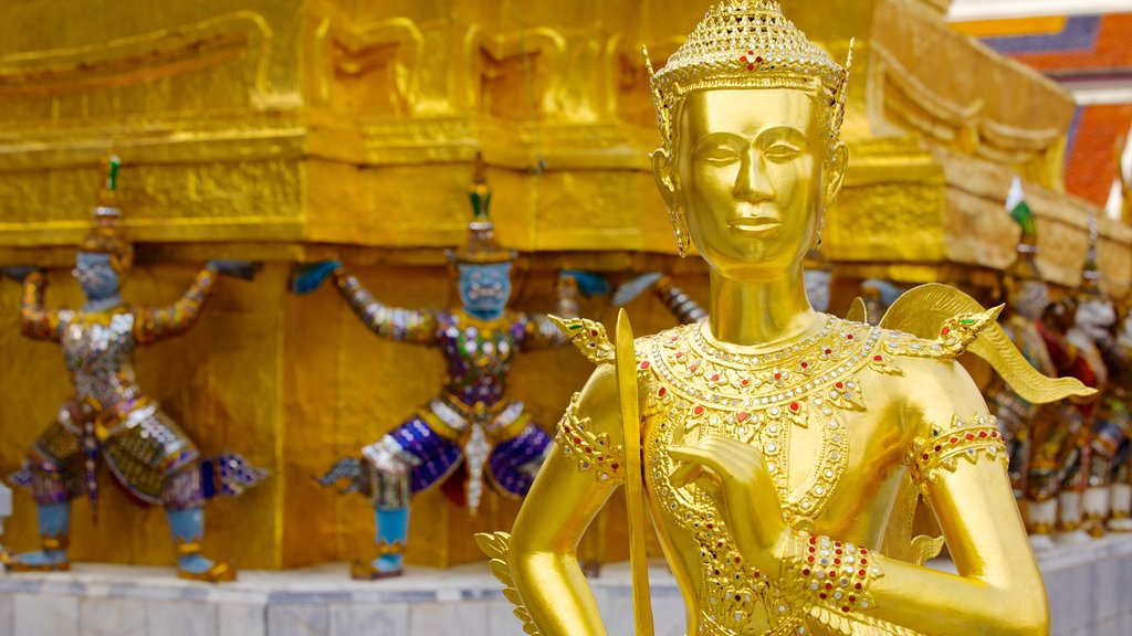 Grand Palace showing a statue or sculpture, heritage architecture and a monument