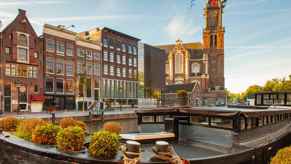 Casa de Anne Frank que inclui cenas de rua, uma casa e uma cidade