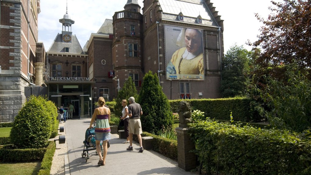 Rijksmuseum ofreciendo un parque, señalización y una ciudad