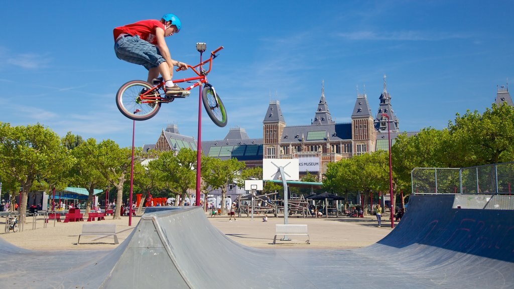 Rijksmuseum som omfatter en sportsbegivenhed, en by og cykling