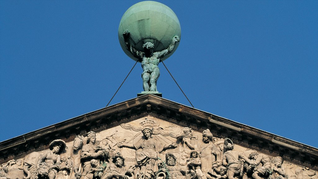 De Dam toont een standbeeld of beeldhouwwerk en historische architectuur