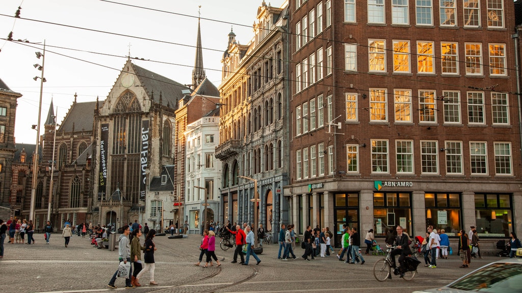 Dam Square mostrando uma cidade e cenas de rua assim como um grande grupo de pessoas