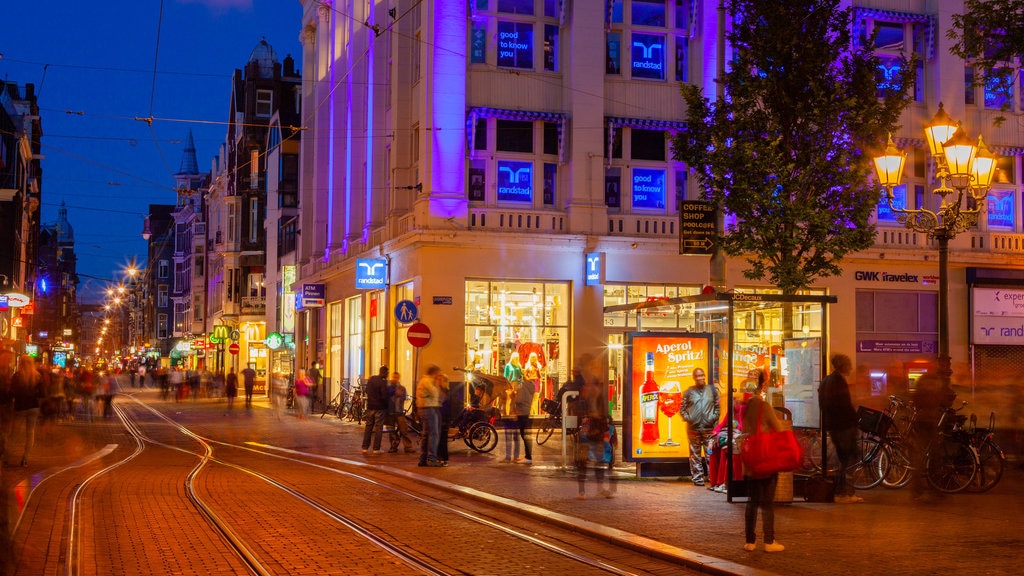 Leidse Square mostrando vida noturna, uma cidade e itens de ferrovia