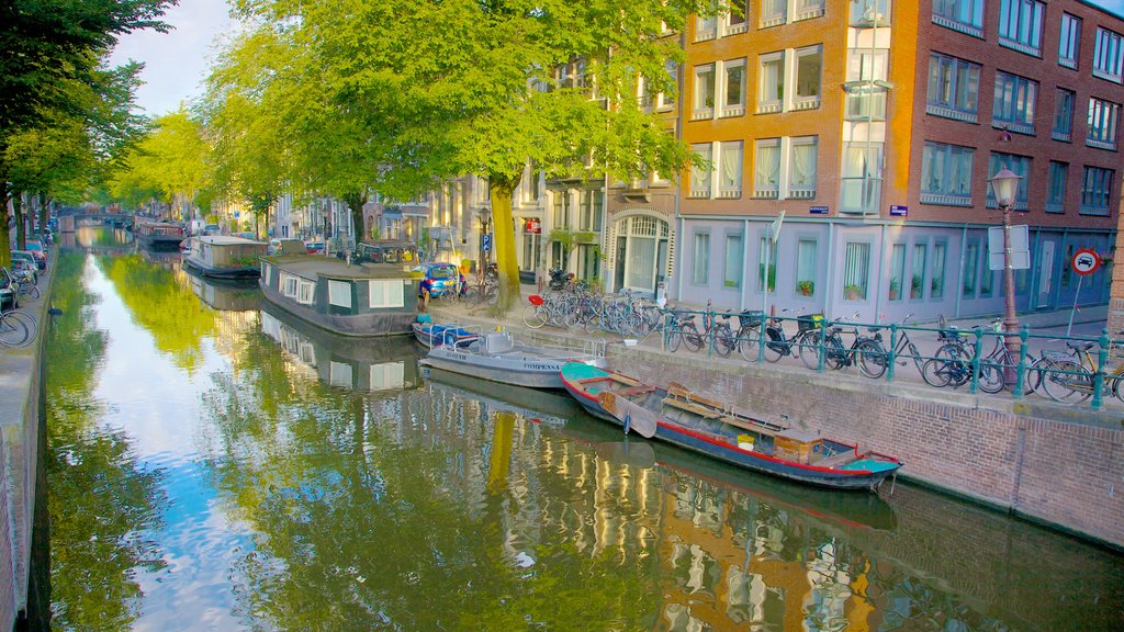 Canal Ring showing a river or creek, street scenes and heritage architecture