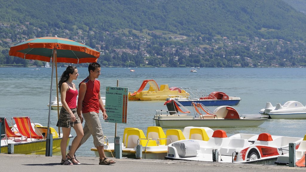 Lake Annecy mostrando esportes aquáticos e um lago ou charco assim como um casal