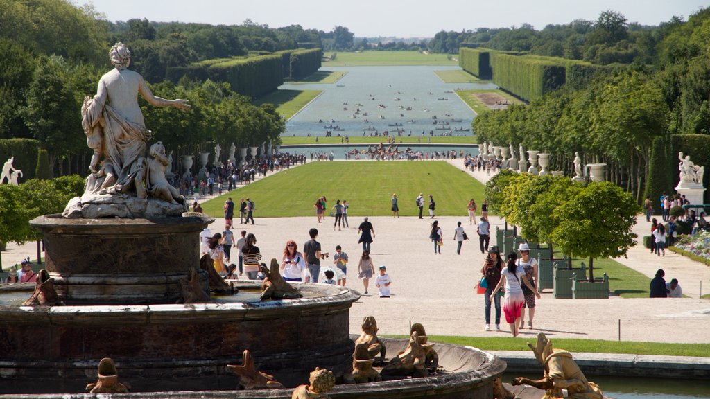 Versailles showing outdoor art, landscape views and a park