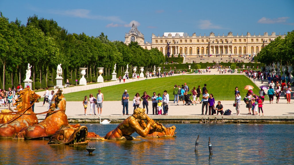 Versailles which includes landscape views, heritage architecture and a statue or sculpture