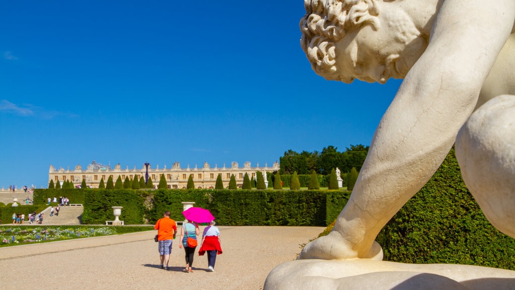 Versailles which includes a garden, art and a castle