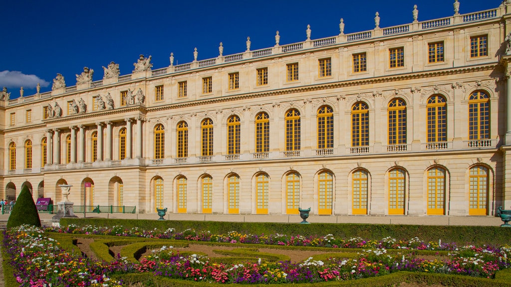 Versailles which includes château or palace and heritage architecture