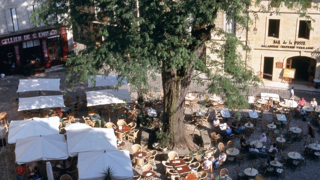 Saint-Emilion which includes outdoor eating