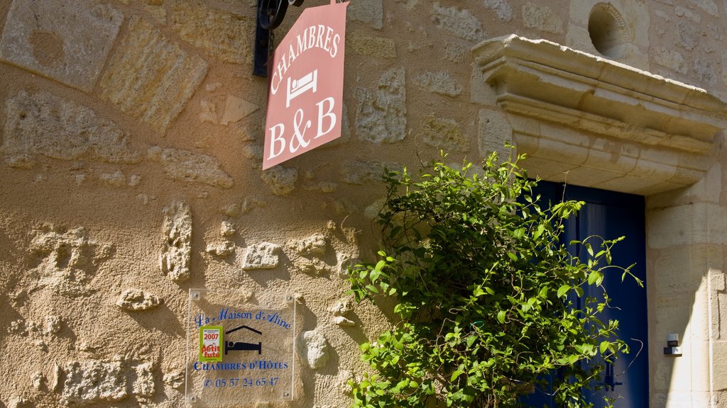 Saint-Emilion montrant signalisation et patrimoine architectural