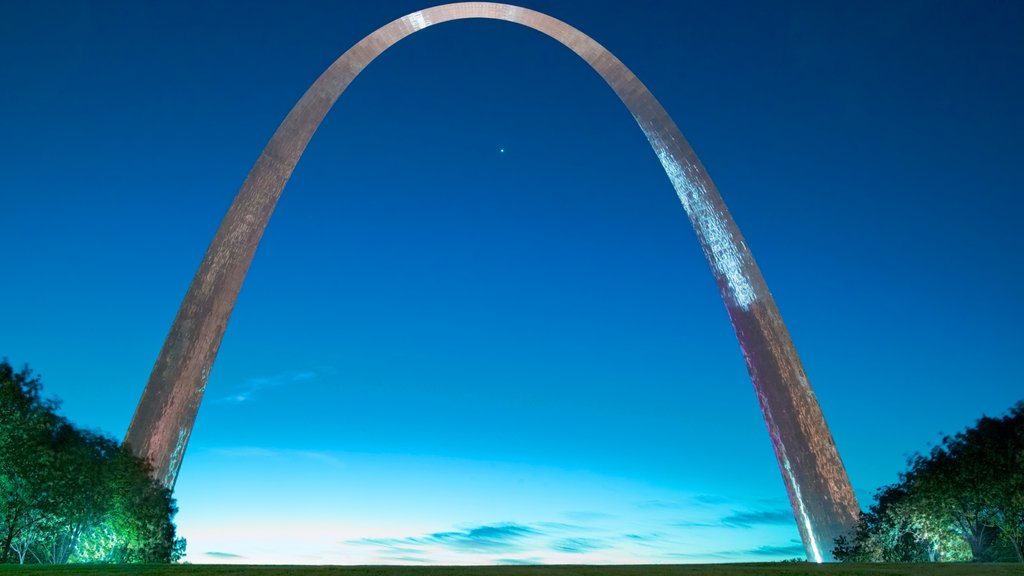 Jefferson National Expansion Memorial Park inclusief een monument en moderne architectuur