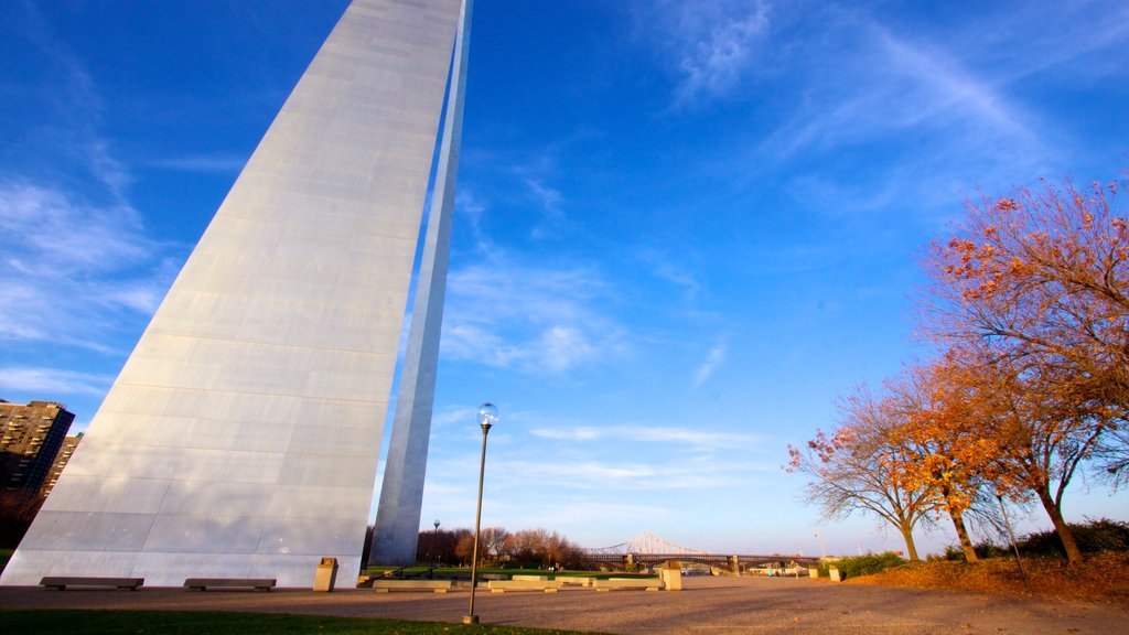 Jefferson National Expansion Memorial Park showing autumn leaves and a memorial