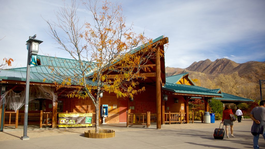 Hogle Zoo showing zoo animals